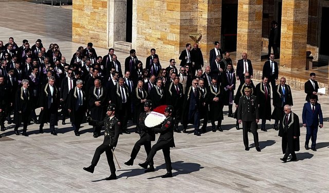 Anayasa Mahkemesi heyeti, Anıtkabir'i ziyaret etti