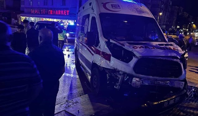Ankara'da ambulans ile hafif ticari araç kafa kafaya çarpıştı; 4 yaralı