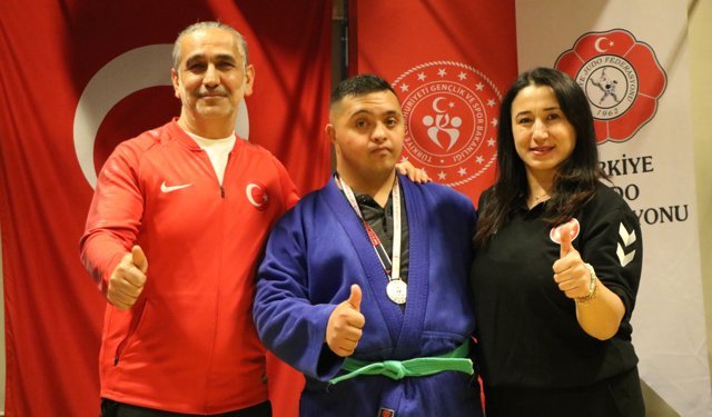 Antrenörünün futsalda keşfettiği Down sendromlu Samet, judoda 2 yıl Türkiye şampiyonu oldu