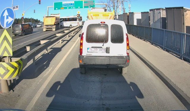 Arnavutköy'de kırmızı ışıkta geçen hafriyat kamyonu servis midibüsüne çarptı; kaza kamerada