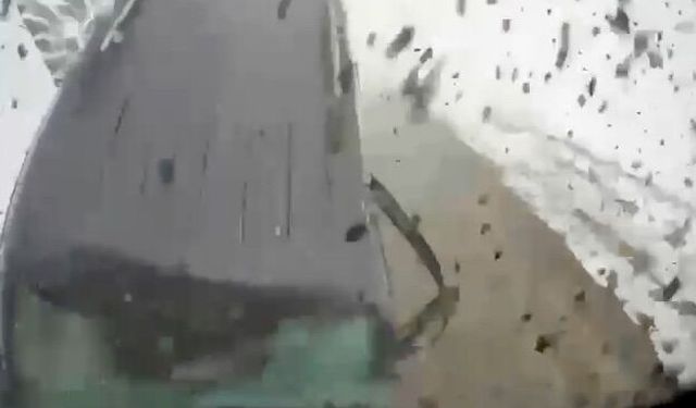 Artvin- Ardahan yolunda hafif ticari araç ile TIR'ın çarpıştığı kaza kamerada: 2 yaralı
