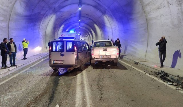 Artvin'de hafif ticari araç ile kamyonet çarpıştı; 7 yaralı