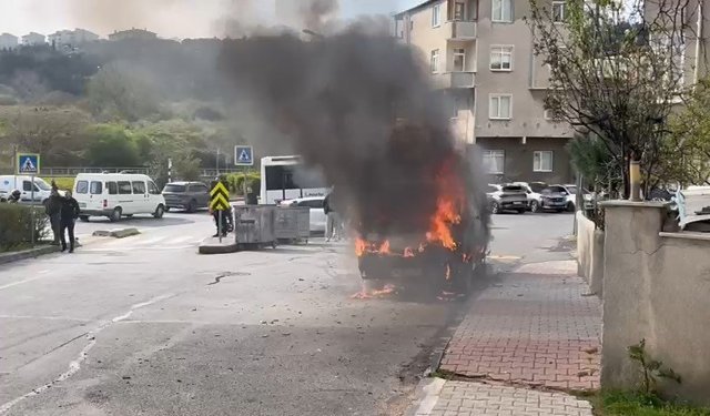 Ataşehir'de hafif ticari araç alev alev yandı
