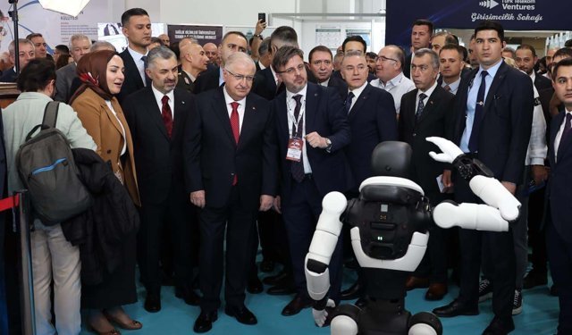 Bakan Güler'den teknoloji fuarına ziyaret