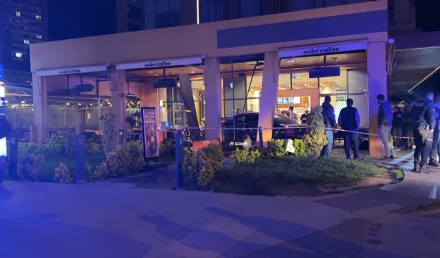 Bakırköy'de otomobil kafedeki müşterilerin arasına daldı: 6 yaralı