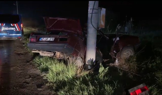 Beton direğe çarpan otomobilin sürücüsü öldü