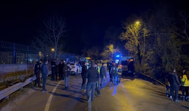 Beykoz'da servis minibüsü ile otomobil çarpıştı: 1'i ağır 11 yaralı