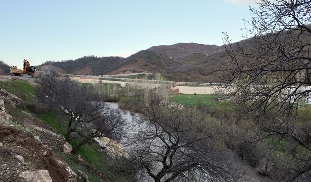 Bingöl'de heyelan nedeniyle yol ulaşıma kapandı
