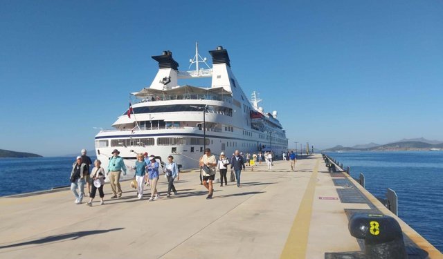 Bodrum'da sıcak havayı fırsat bilenler sahilleri doldurdu