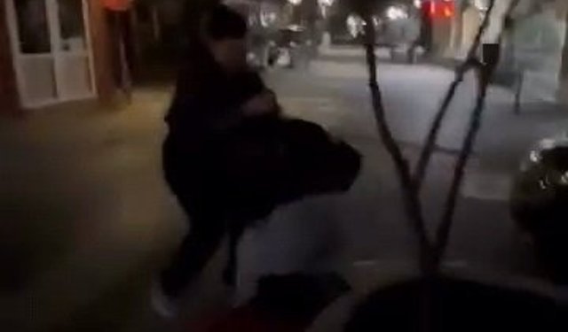 Bursa'da genç kızların saç saça kavgası kamerada