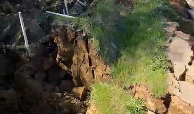 Bursa'da heyelan: Kırsal mahalleleri bağlayan yol ulaşıma kapandı