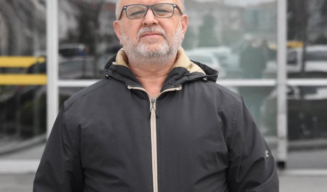 Camiye giderken otomobilin çarptığı yaya yaralandı; kaza kamerada