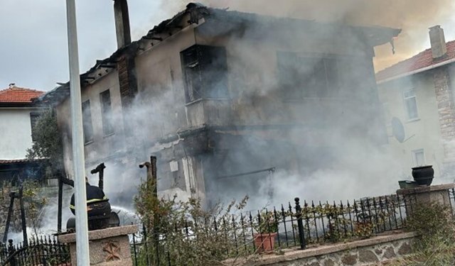 Çanakkale'de yangın çıkan villa kullanılamaz hale geldi