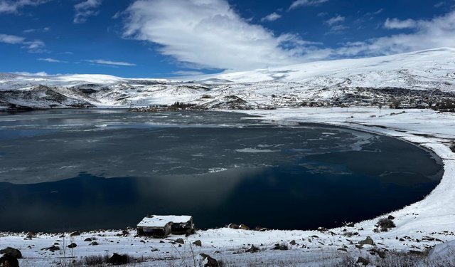 Çıldır Gölü'nde çözülme başladı