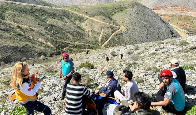 Dağda ot toplarken yaralanan genç askeri helikopterle kurtarıldı