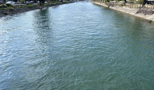 Dengesini kaybederek sulama kanalına düşen çocuğu vatandaşlar kurtardı