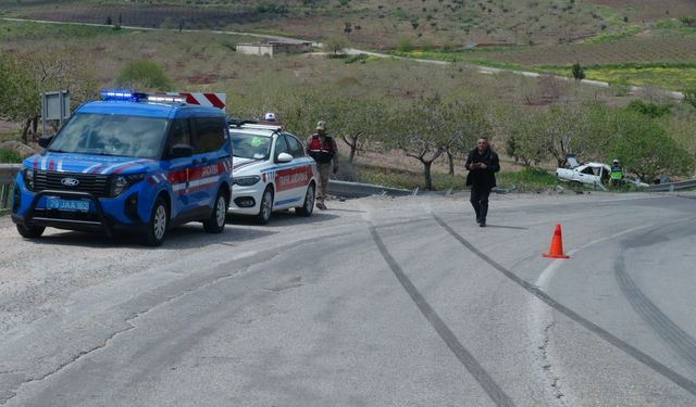 Devrilen otomobildeki 4 kişi yaralandı