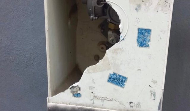 Doğal gaz kutusunu yumruklayıp kırdılar; o anlar kamerada