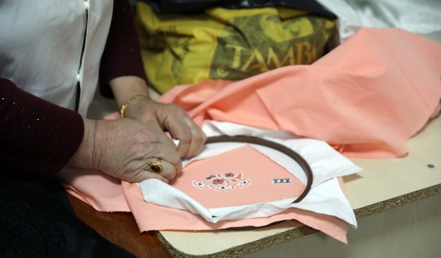 Eski kıyafetler kadınların elinde yeniden kullanılacak duruma getiriliyor