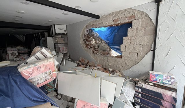 Eskişehir'de 8 katlı binanın yıkımı sırasında bitişikteki dükkanın duvarı yıkıldı