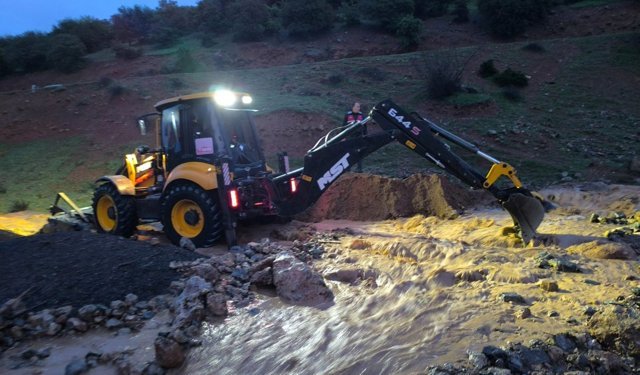 Gaziantep'te sağanak sonrası yollar göle döndü