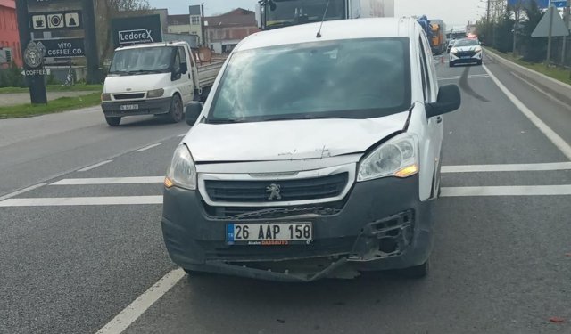 Hafif ticari aracın çarptığı motosikletin sürücüsü ağır yaralandı