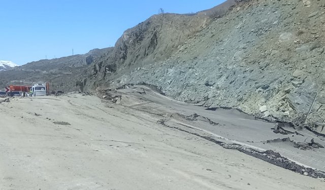 Hakkari-Van kara yolunda çalışmalar sürüyor, ulaşım kontrollü sağlanıyor