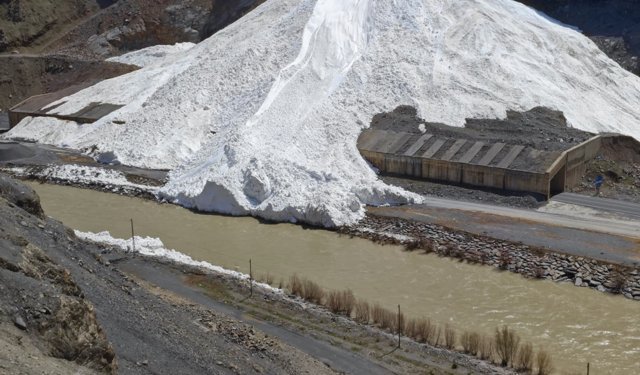 Hakkari'de dağdan düşen çığ, Zap Suyu'nun önünü kesti/Ek fotoğraflar