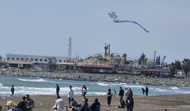Hatay'da güneş yüzünü gösterdi, sahiller doldu