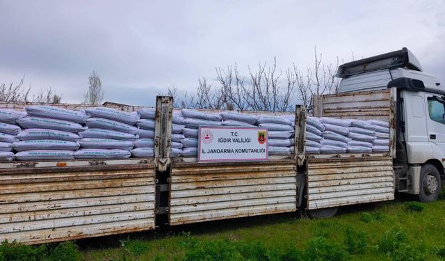 Iğdır'da 30 ton kaçak gübre ile binlerce kaçak elektronik sigara ele geçirildi
