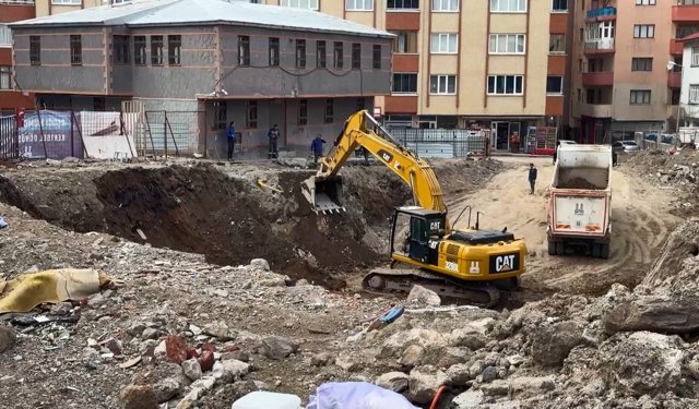 İnşaat temel kazısı sırasında doğal gaz borusu patladı