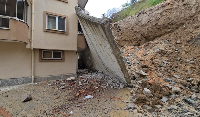 İstinat duvarı çöktü; 7 katlı binanın 2 katı tahliye edildi