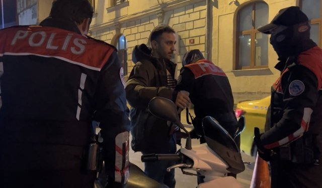 Kadıköy'de 'Huzur İstanbul' denetimi; durdurulan araçta uyuşturucu madde ele geçirildi