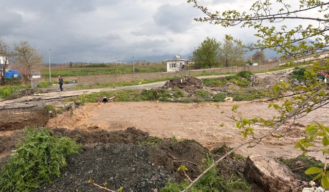 Kadirli'de 2 kişinin öldüğü sel felaketinin izleri siliniyor (2)