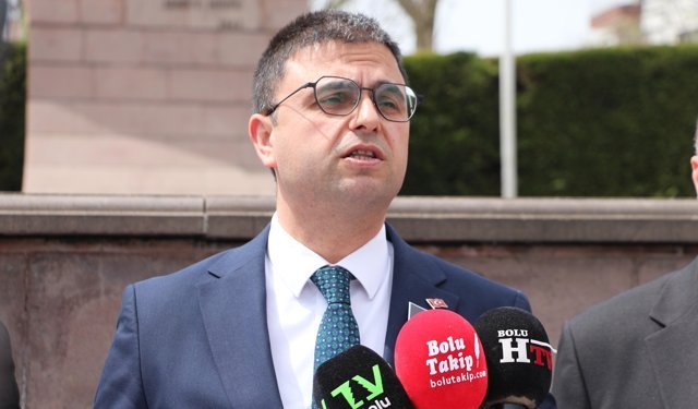 Kahramanmaraş'taki saldırıda ölenler için Bolu'da Atatürk Anıtı'na karanfil bıraktılar