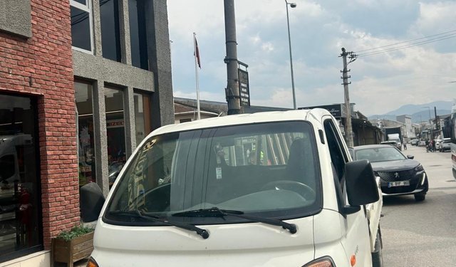 Kamyonetle çarpışan motosikletin sürücüsü yaralandı; kaza kamerada