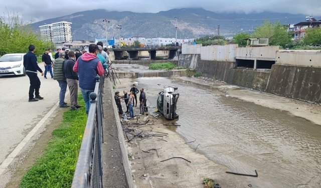 Kanala uçan otomobildeki anne ve bebeği kurtarıldı