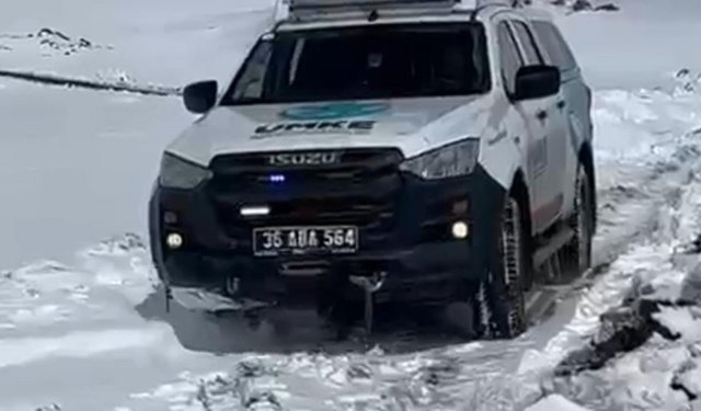 Kardan yolu kapanan köyde rahatsızlanan kadın için ekipler seferber oldu