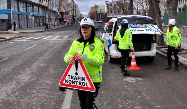 Kars trafiği, kadın polislere emanet