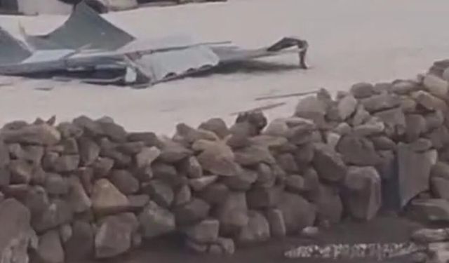 Kars'ta kuvvetli rüzgar çatıları uçurdu