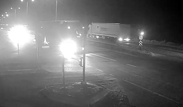 Kırmızı ışıkta bekleyen TIR'a çarpan minibüsün sürücüsü öldü (2)