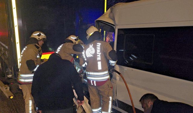 Kırmızı ışıkta bekleyen TIR'a çarpan minibüsün sürücüsü öldü