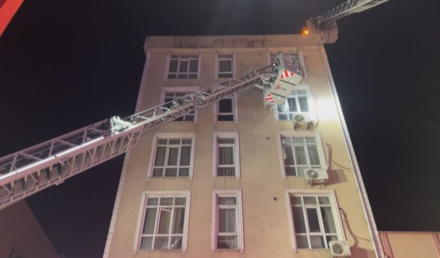 Küçükçekmece'de 5 katlı otelin teras katında yangın; 2 kişi dumandan etkilendi