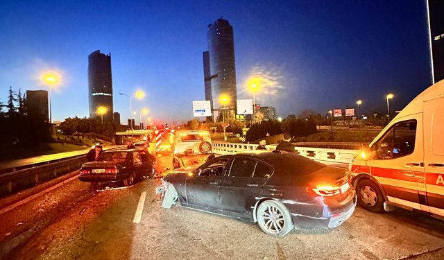 Maltepe'de dört aracın karıştığı zincirleme kaza: 1'i ağır 4 yaralı