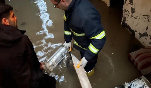 Mardin'de sağanak; ev ve işyerlerini su bastı