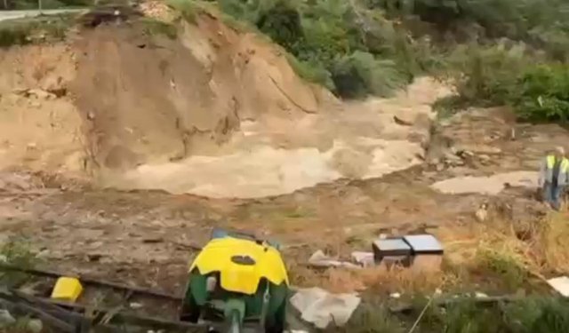 Mersin'de sağanak nedeniyle yol çöktü