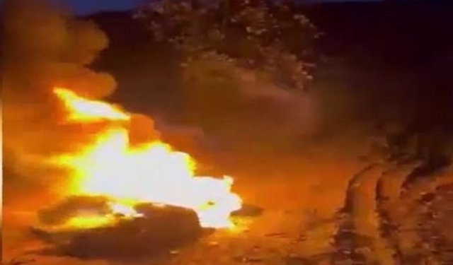 Meyveleri zirai don vurmasın diye ateş yakıp nöbet tutuyorlar