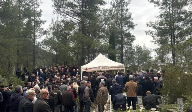 Minibüs ile beton mikserinin çarpıştığı kazada ölen 7 kişi toprağa verildi (2)