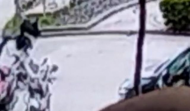 Motosikletin bebek arabasına çarptığı kaza kamerada; 2 yaralı