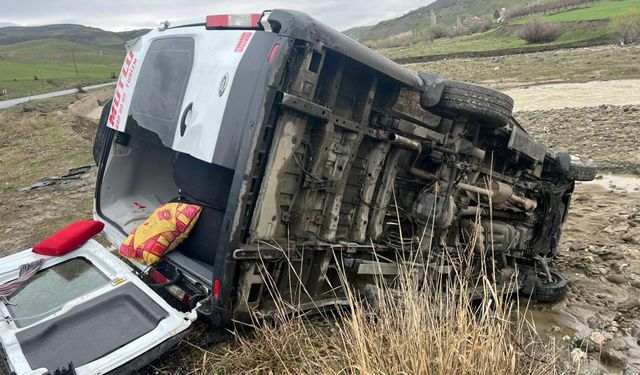 Muş'ta yolcu minibüsü dere yatağına yuvarlandı: 16 yaralı